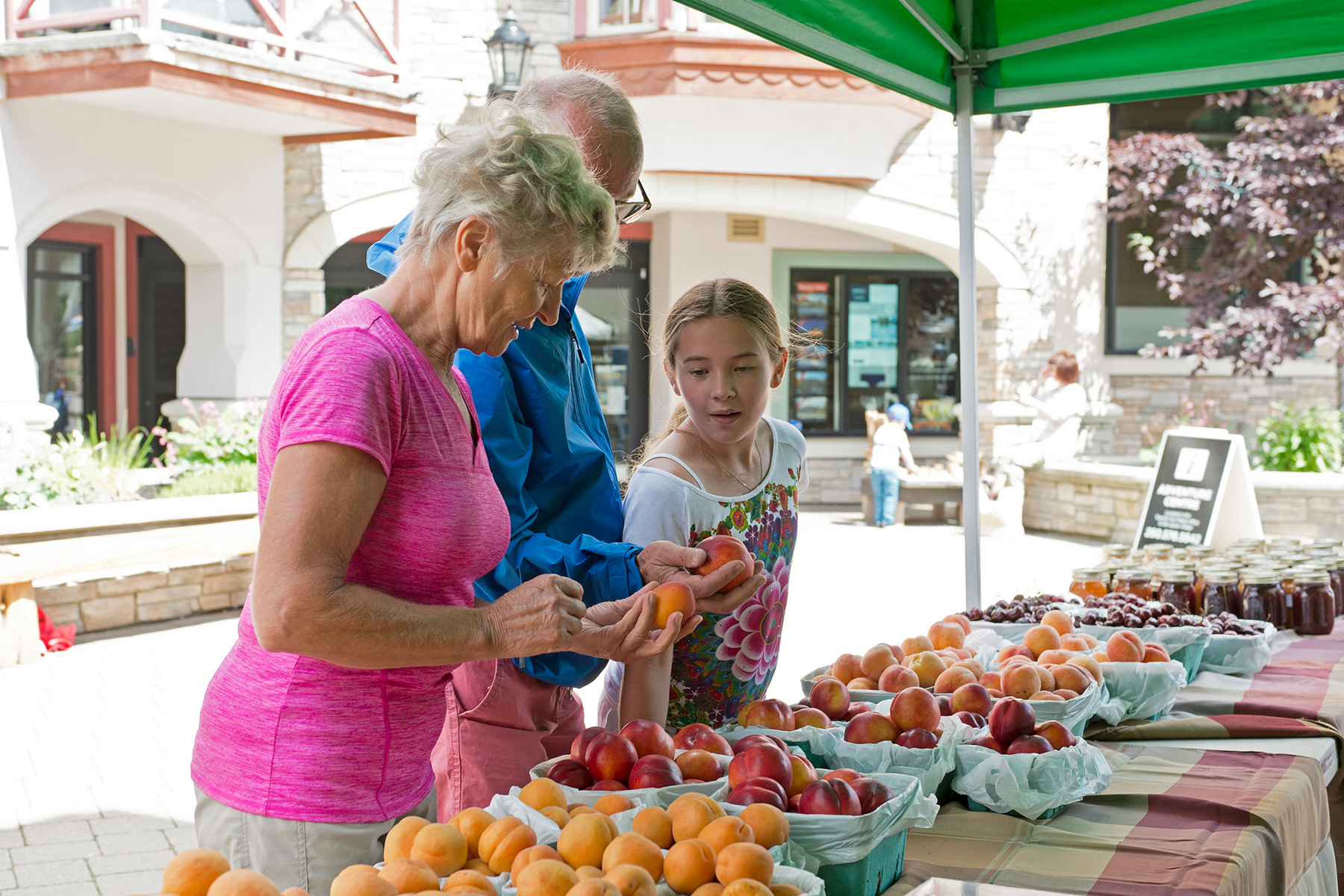 shopping at the sun peaks farmers market