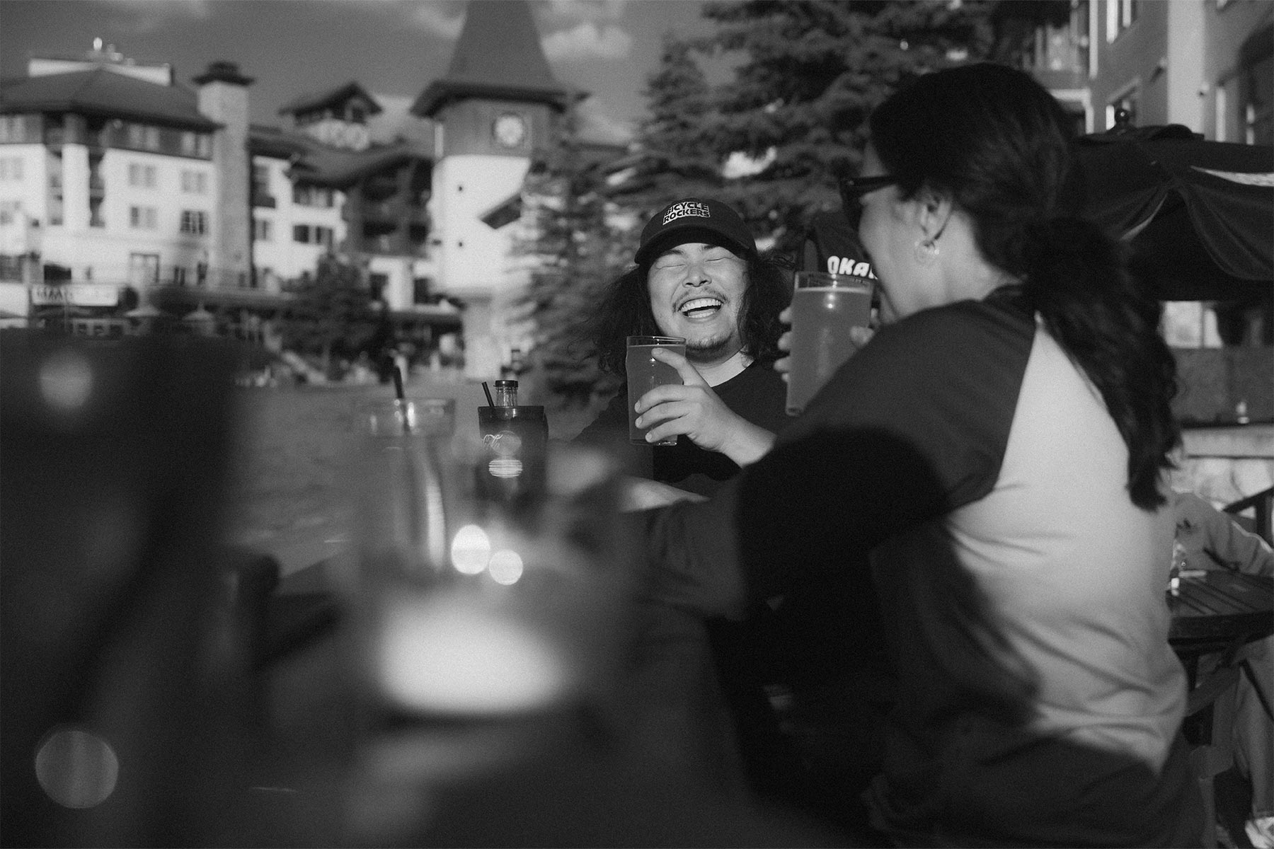 two people having apres outside smiling